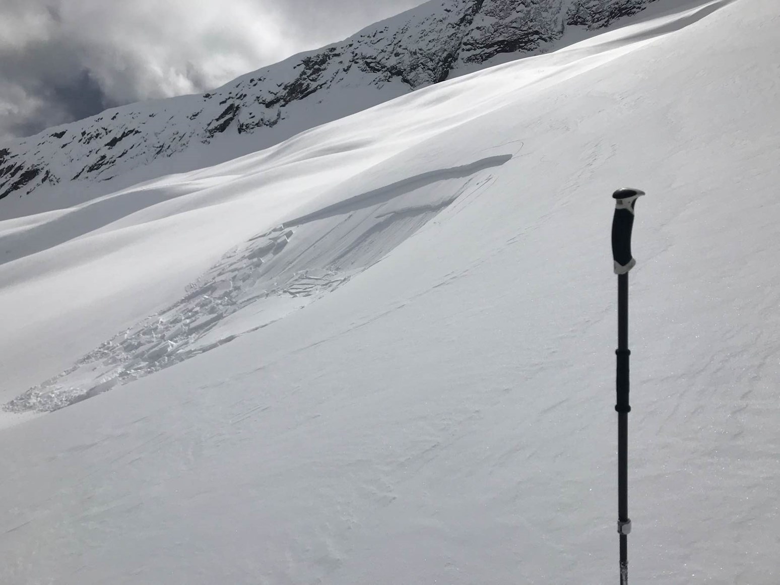 Et smått flakskred løsnet i mikroheng i en større fjellside.