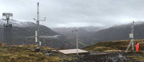 Plattingen midt i bildet er en "badevekt" som kontinuerlig måler vekten av snøen.  Foto: hrb/NVE