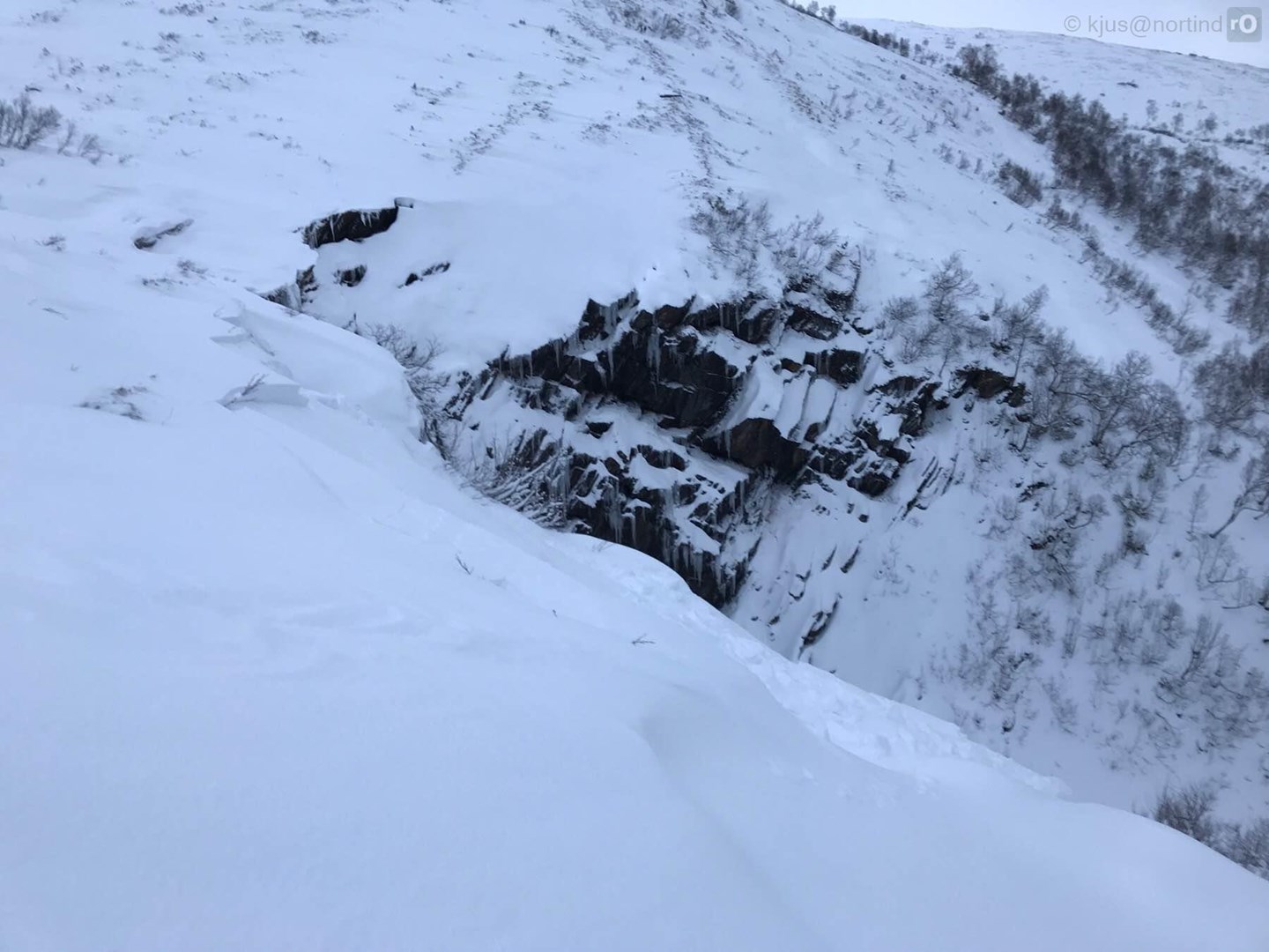 Et smått flakskred som har gått i nærheten av en klippe.
