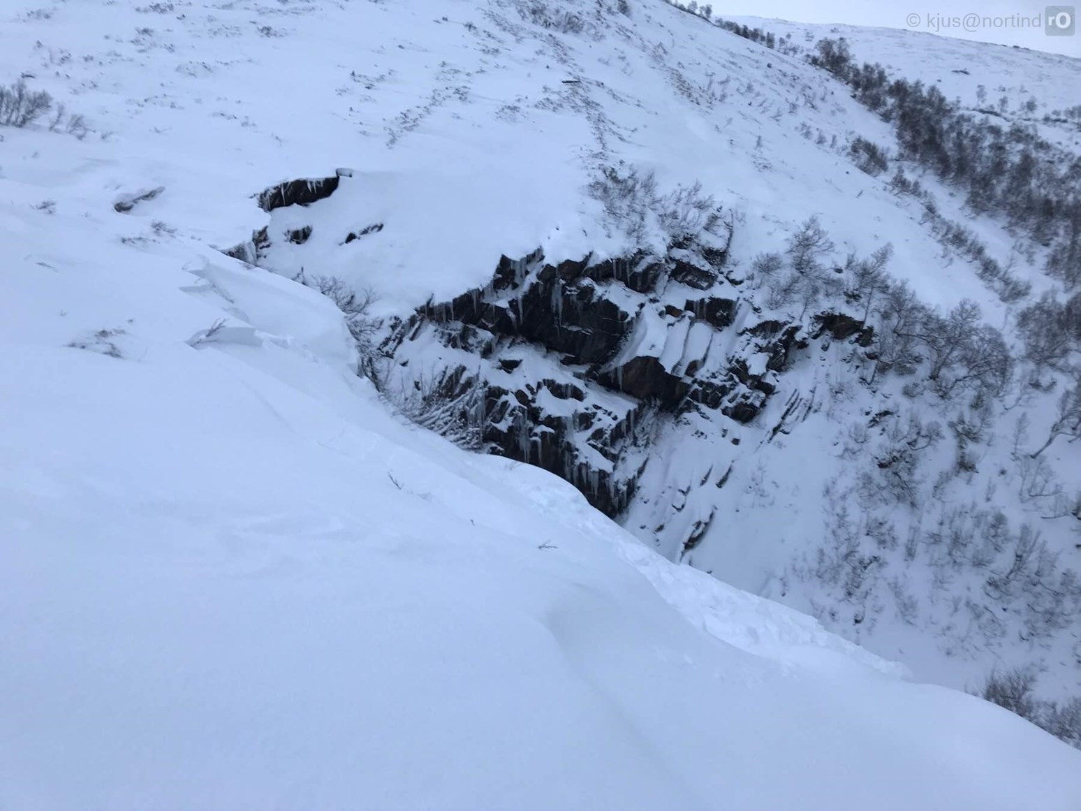 Et smått flakskred som har gått i nærheten av en klippe.