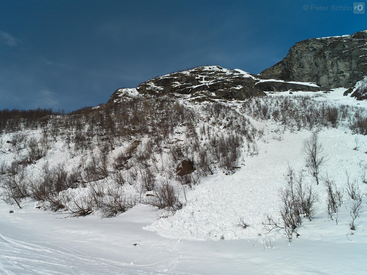 Skredavsetningene av et stort vått snøskred.