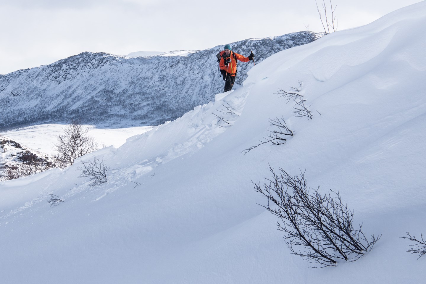 En person tester ut snødekkestabiliteten i et mikroheng.