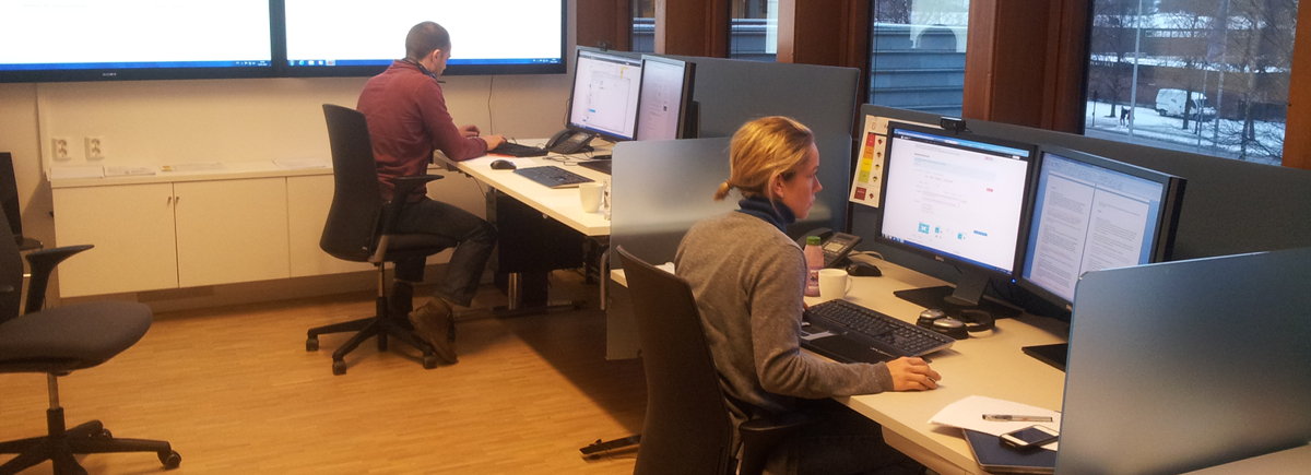 To stykker som sitter på kontoret i Oslo å varsler snøskredfare.