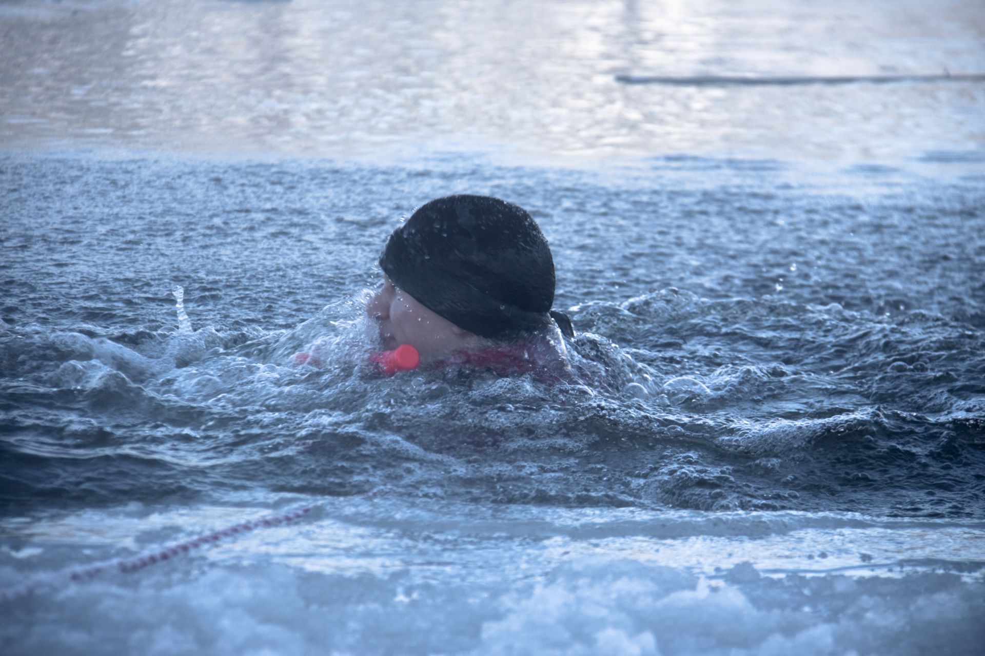 En person som har havnet i vannet.