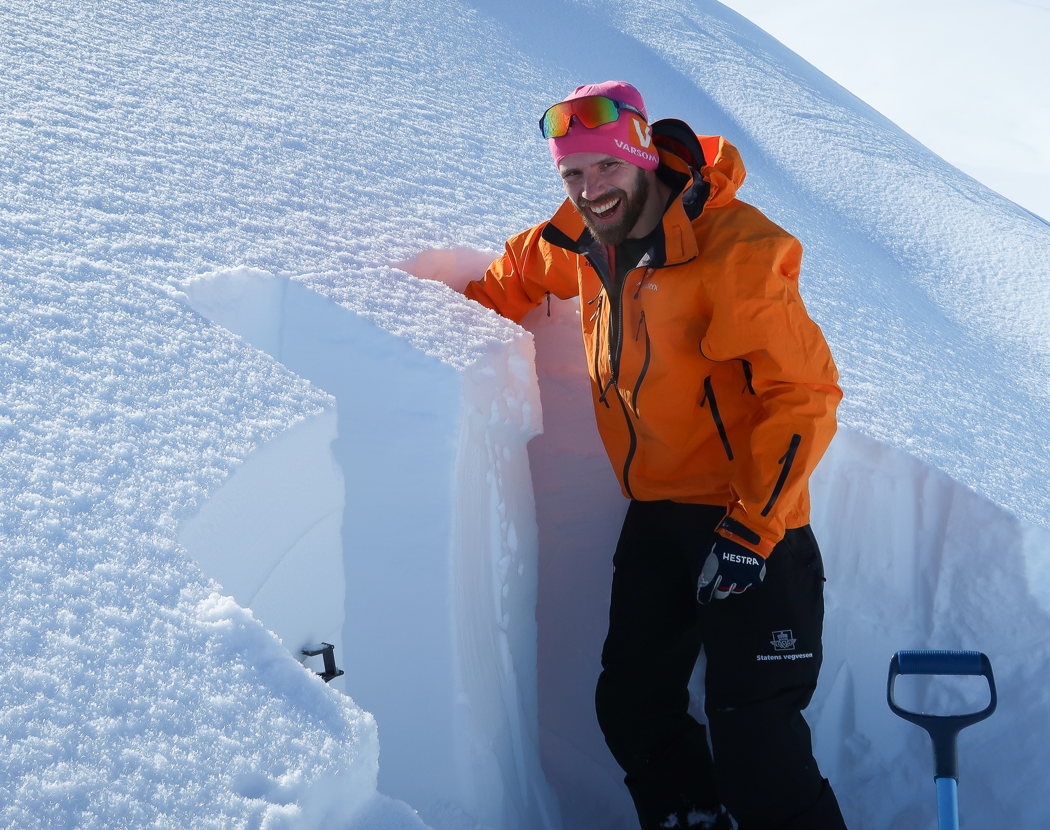 Graving av snøprofil og lille blokktest.