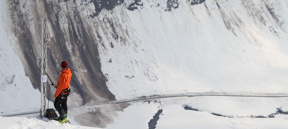Vegvesenets kamerastasjon i Kvassdalen, med et stort glideskred i bakgrunnen.