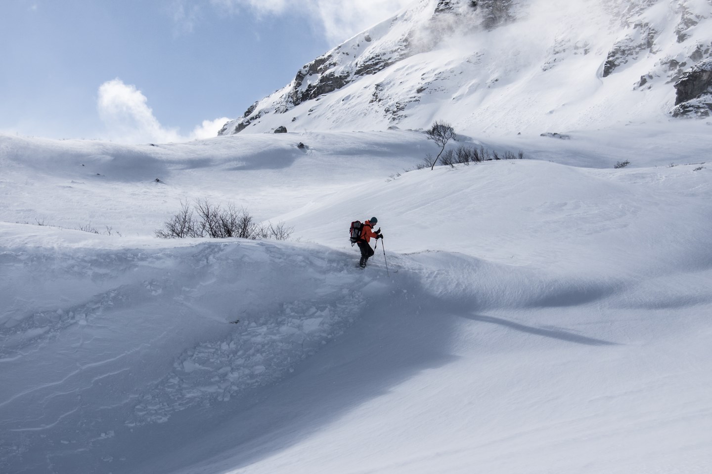 En person tester ut snødekkestabiliteten i et mikroheng.