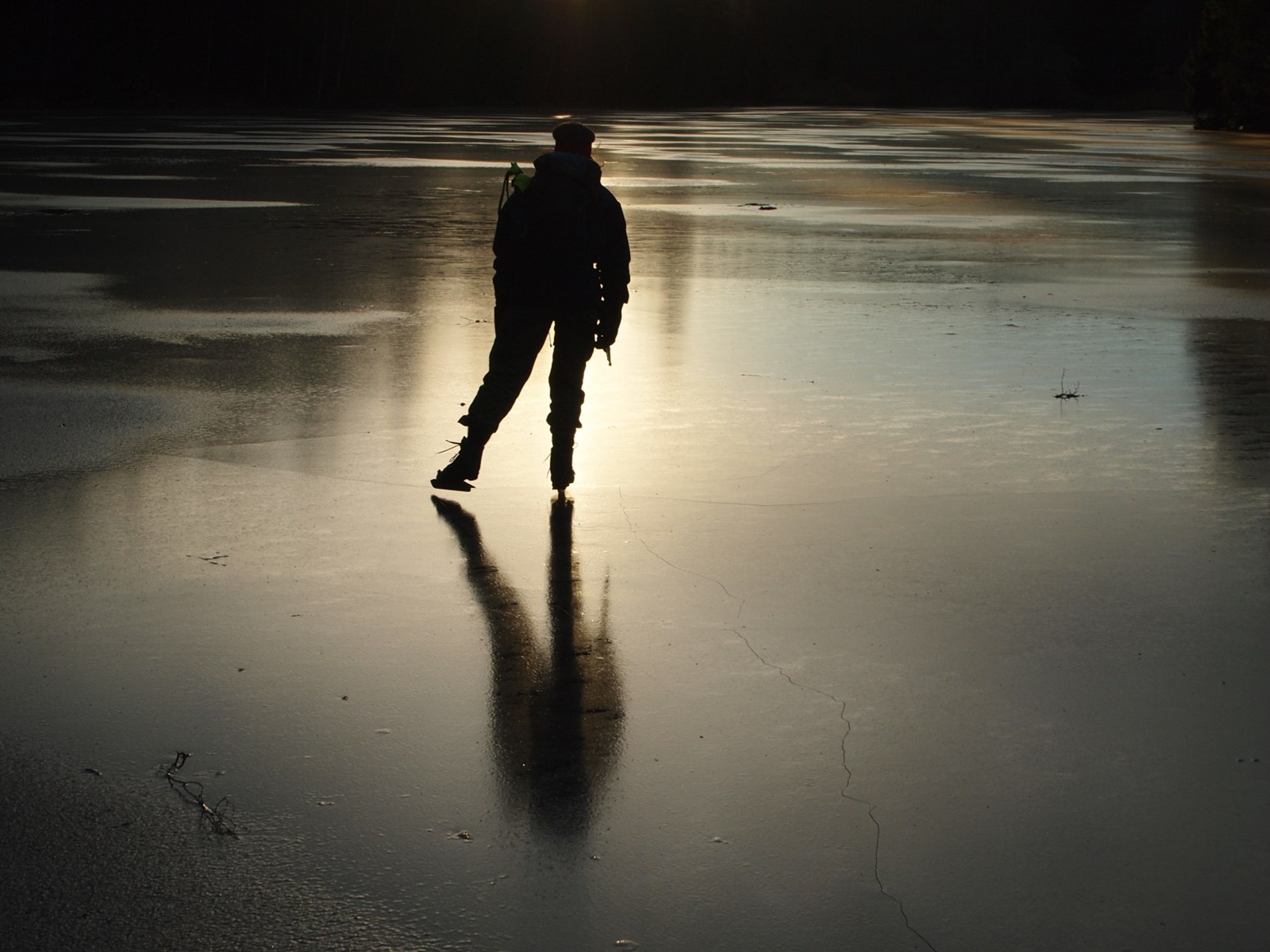 En person som går på støyter på stålis.
