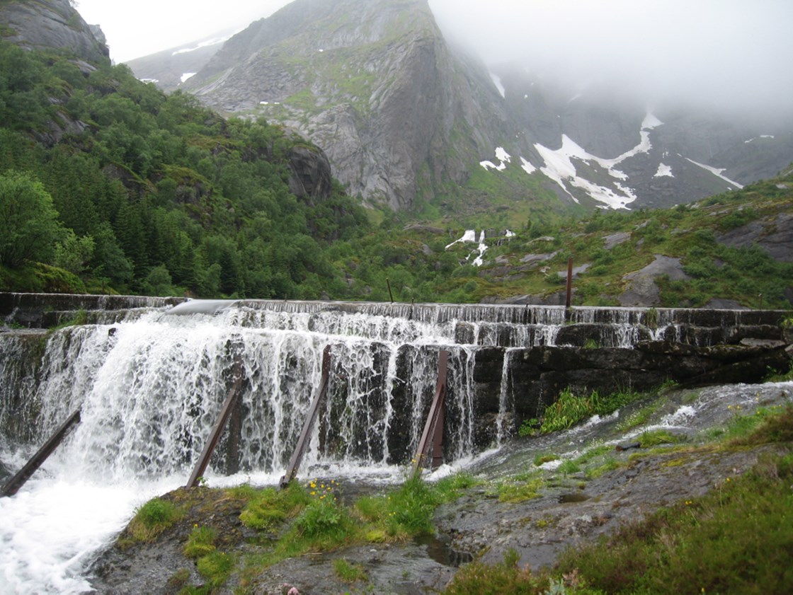 Vannføring over en demning