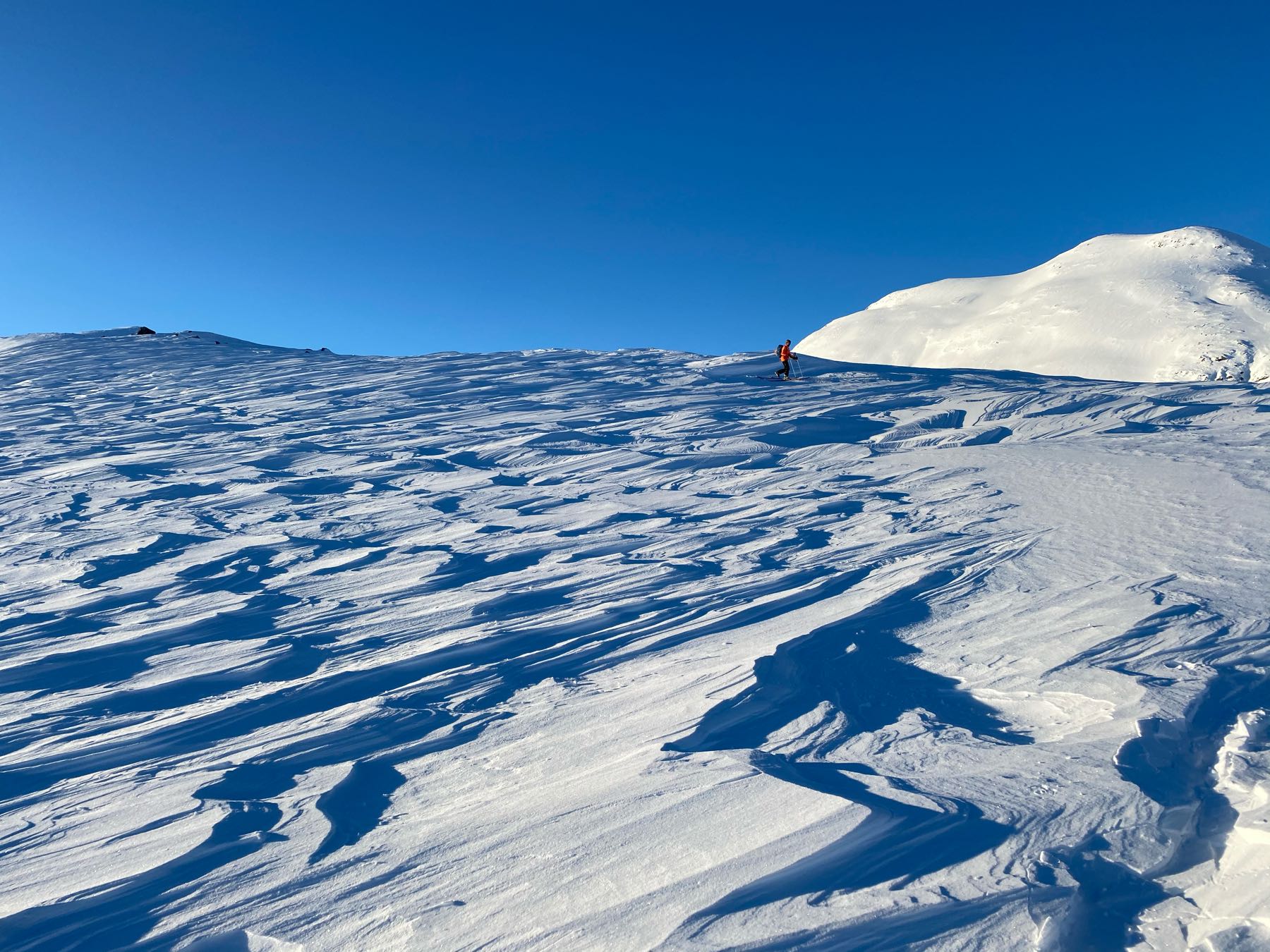 Bilde av hvordan en snøoverflate ser ut etter perioder med kraftig vind.
