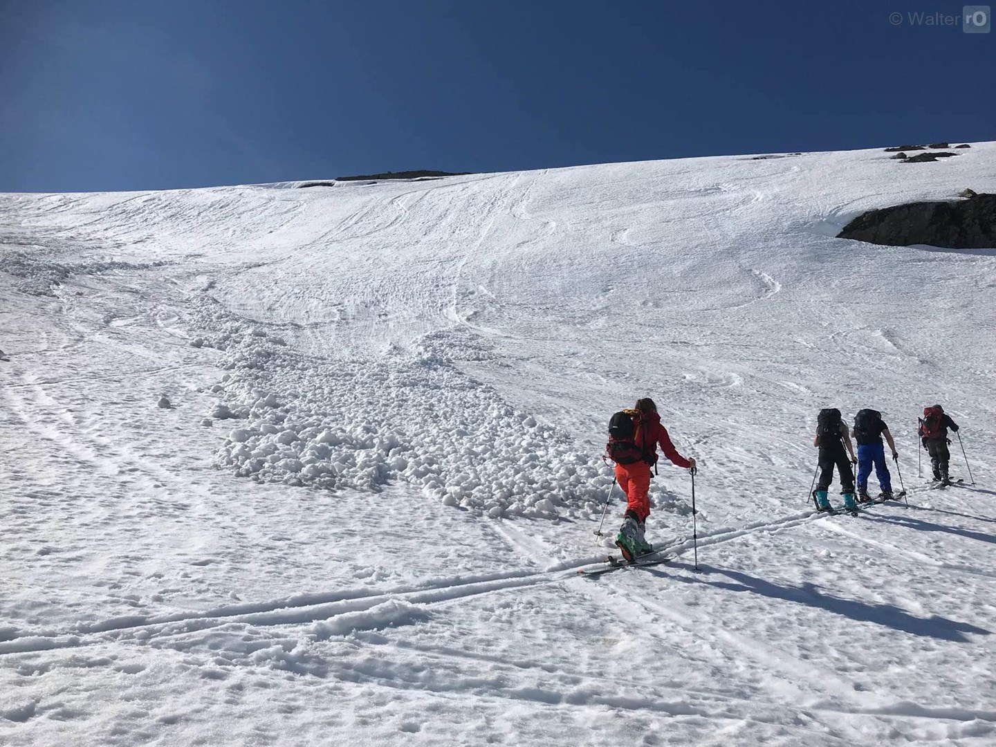 Et smått vått snøskred som har gått ned mot et skispor.