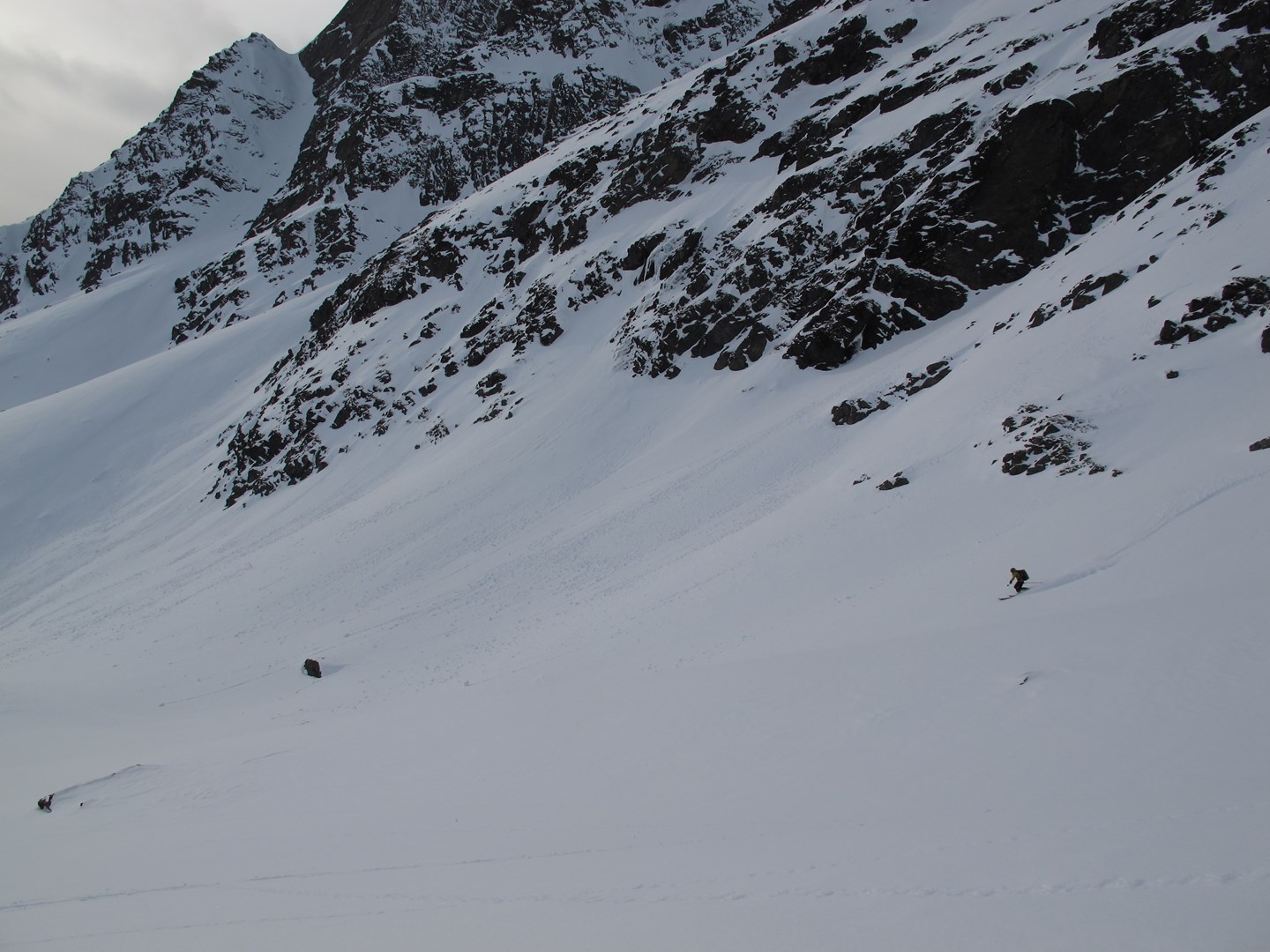 En skikjører kjører utenfor det bratteste området.