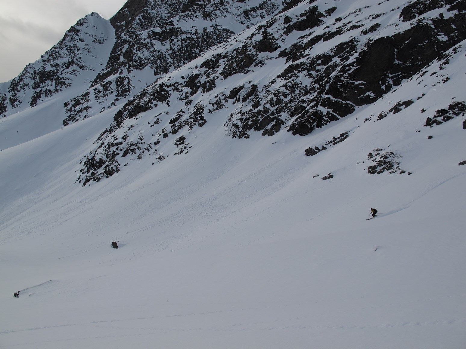 En skikjører kjører utenfor det bratteste området.