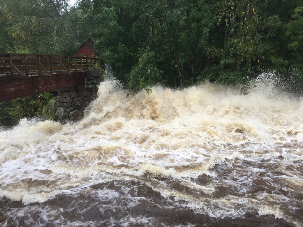 Høy vannføring i elv