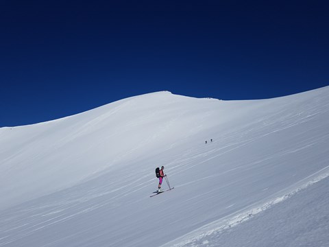 Bilde av en skiløpet framfor Kvasstinden.
