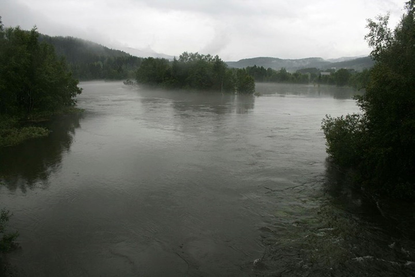 Bilde av flom i Begna ved Riste bru.