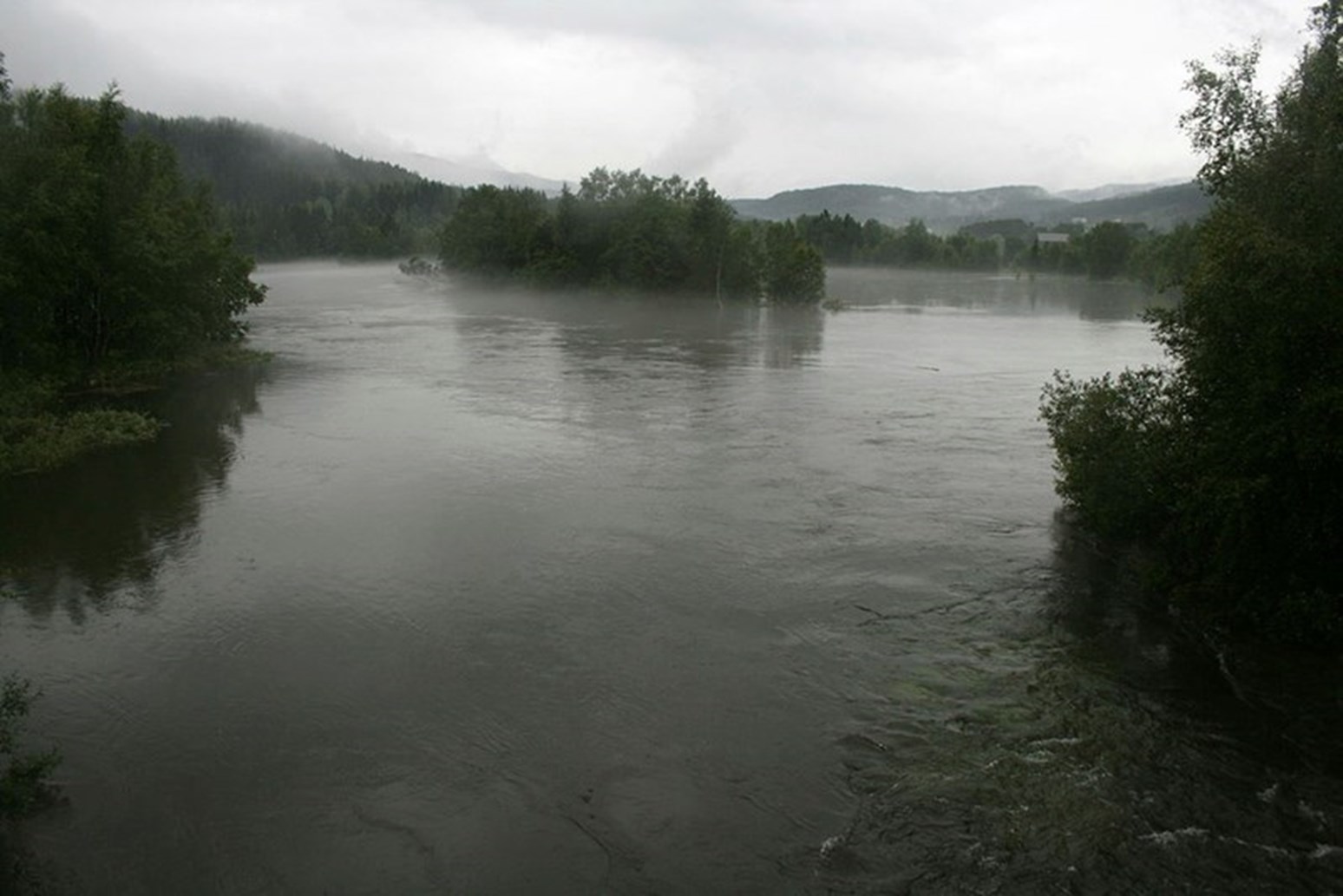 Bilde av flom i Begna ved Riste bru.